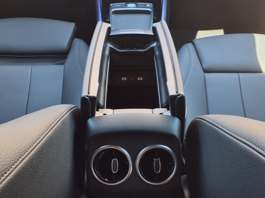 2025 Mercedes Benz GLB 250 photo 16