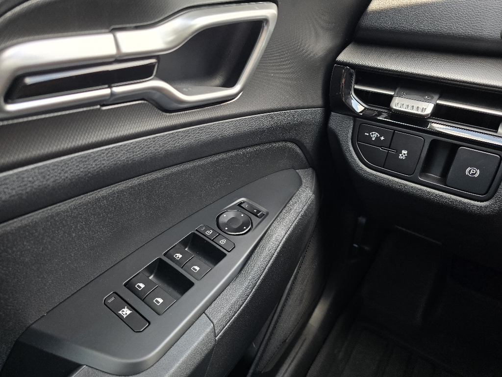 2026 Kia Sportage LX photo 12