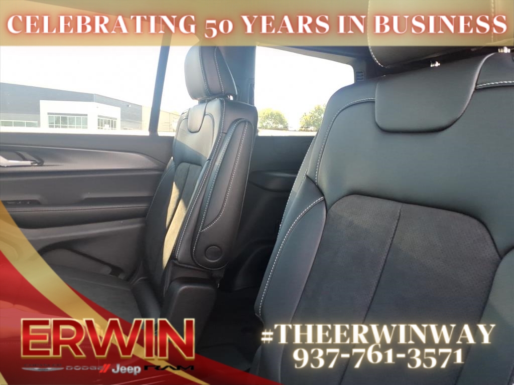 2025 Jeep Grand Cherokee Laredo Altitude photo 4