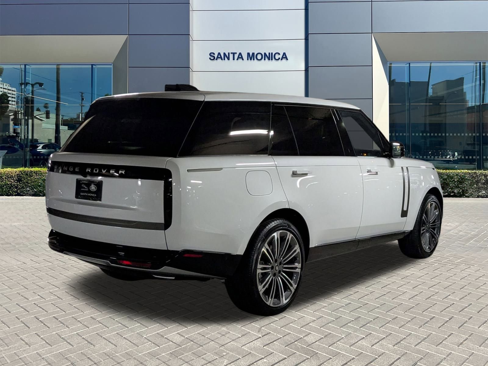 2025 Land Rover Range Rover SE photo 2