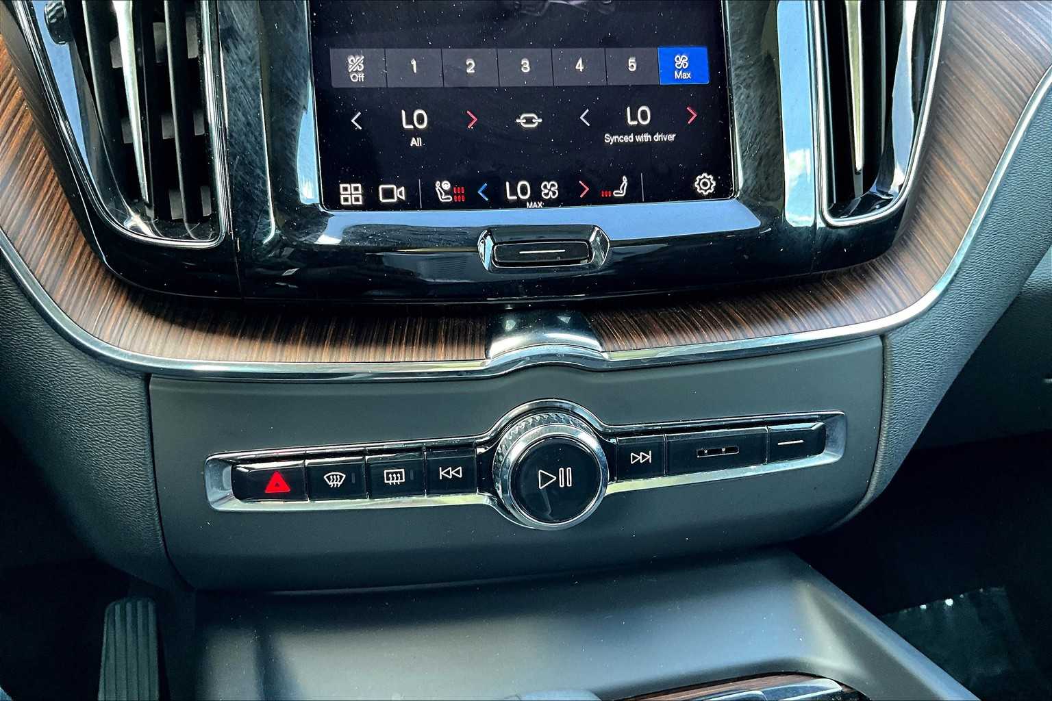 2022 Volvo XC60 Recharge Hybrid Inscription Expression photo 29