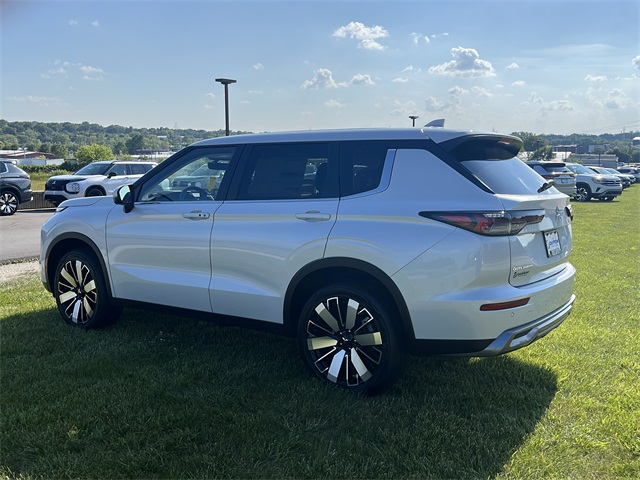 2025 Mitsubishi Outlander SE photo 3