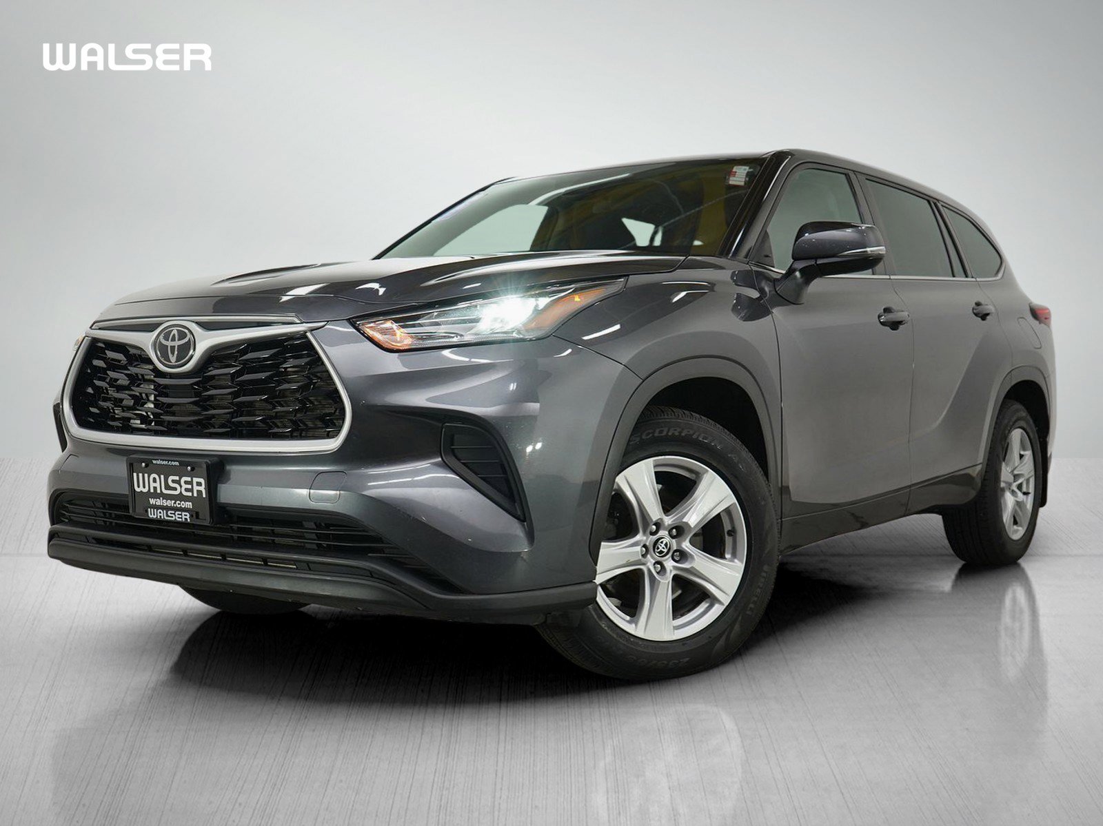 2022 Toyota Highlander LE's photo