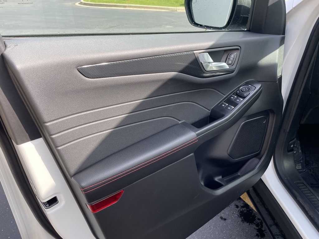 2024 Ford Escape Hybrid ST-Line photo 6