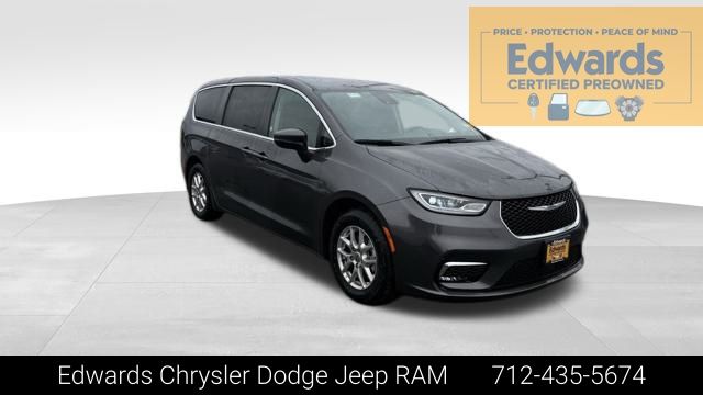 2023 Chrysler Pacifica Touring L's photo