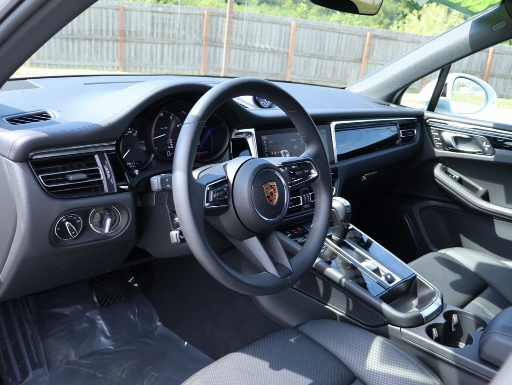 2025 Porsche Macan T photo 3
