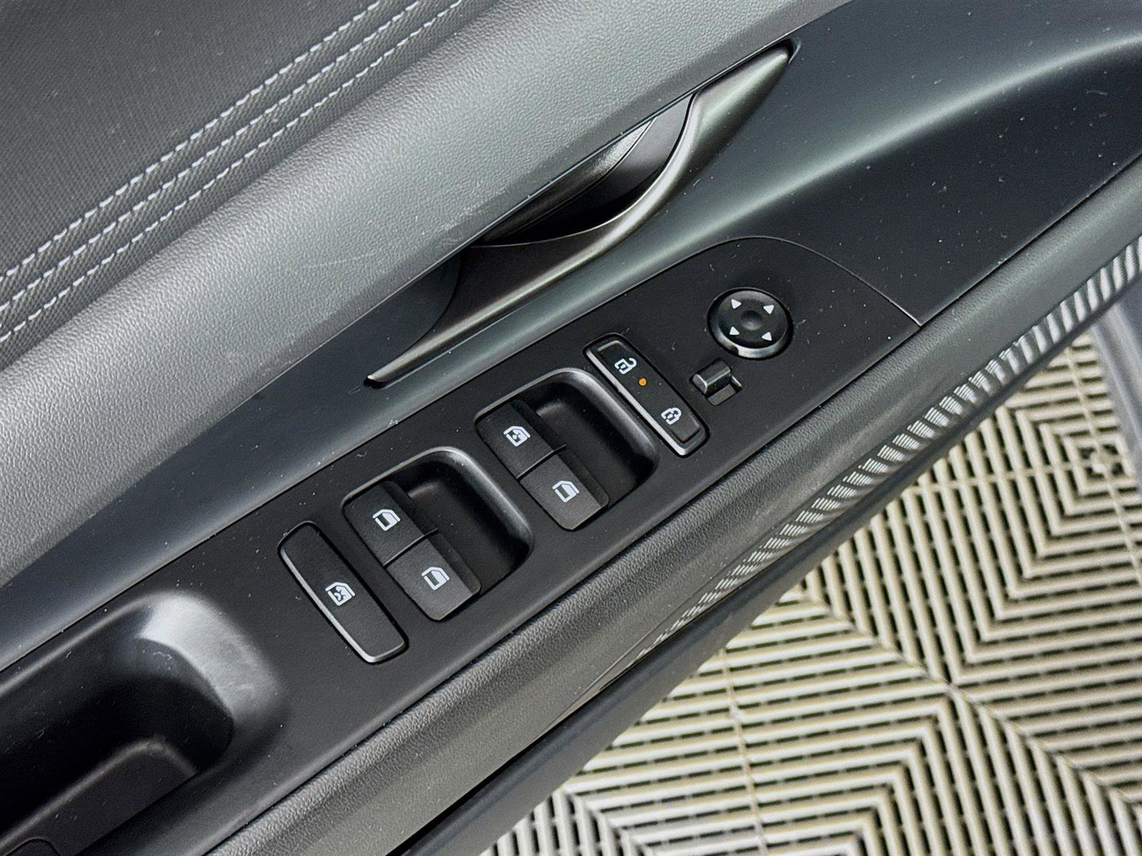 2025 Hyundai Elantra SEL Sport photo 18