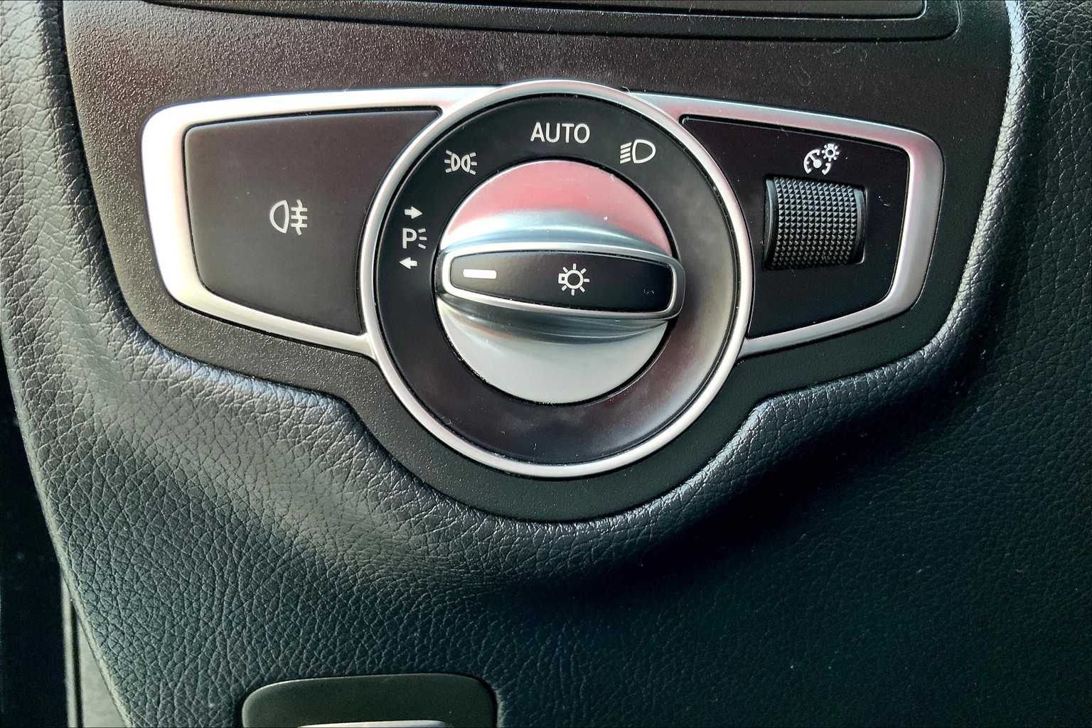 2018 Mercedes Benz GLC 300 photo 26