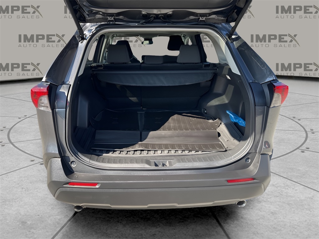 2025 Toyota RAV4 XLE photo 28