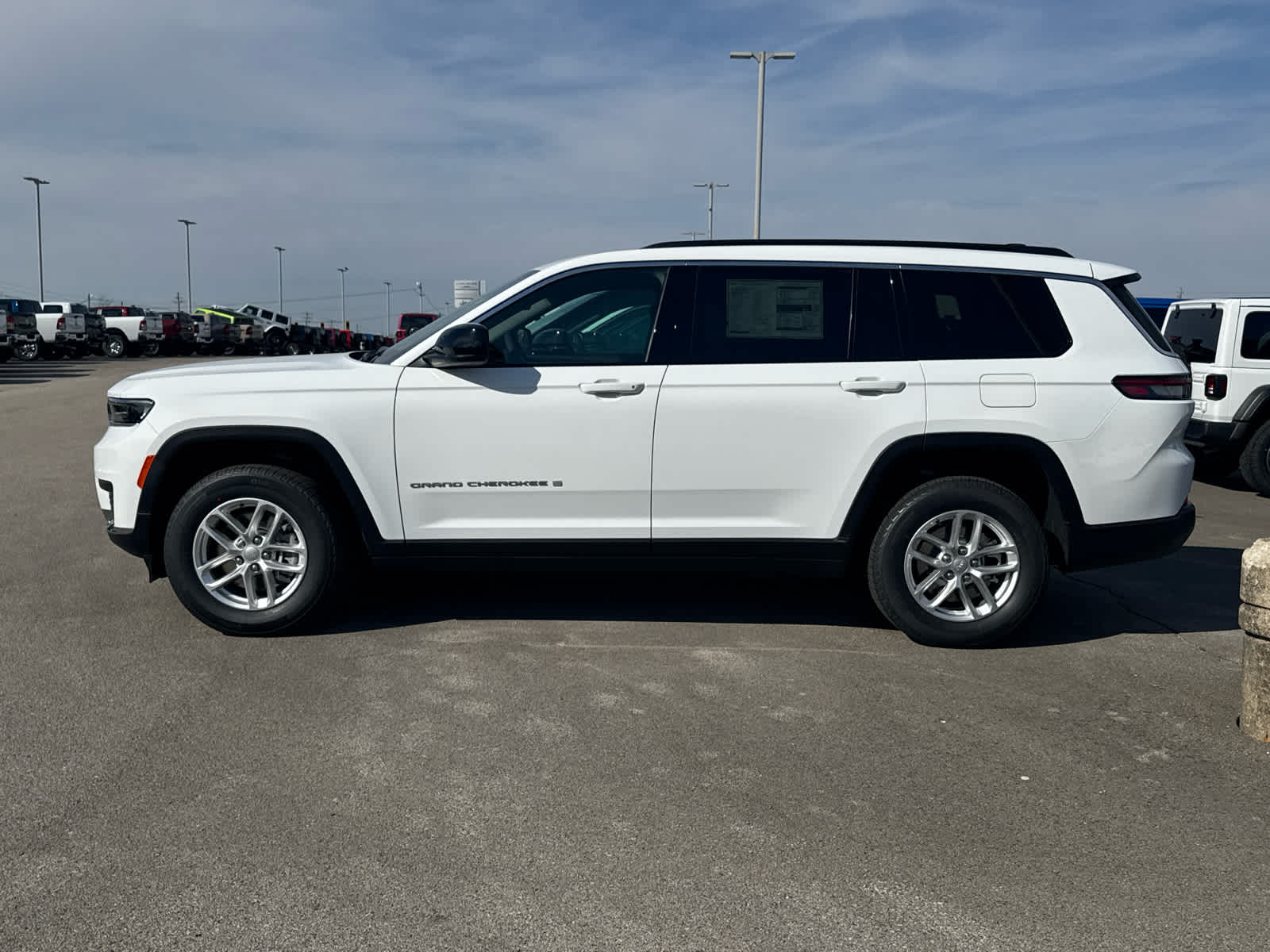2025 Jeep Grand Cherokee Laredo X photo 2