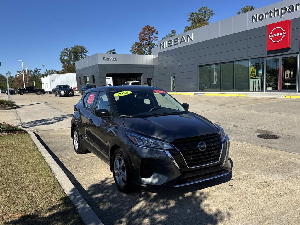 2025 Nissan Kicks Play S photo 3
