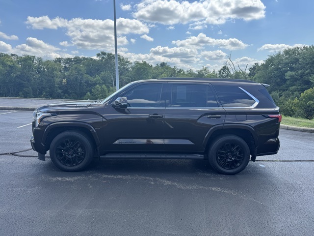 2023 Toyota Sequoia SR5 photo 4