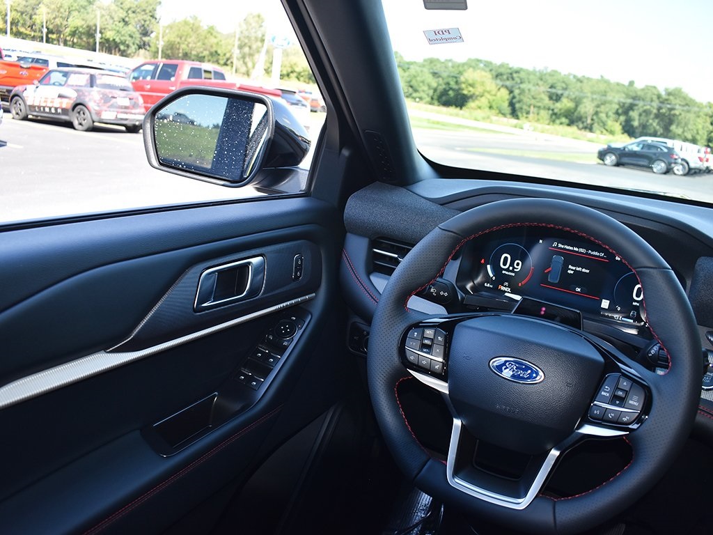 2025 Ford Explorer ST-Line photo 17