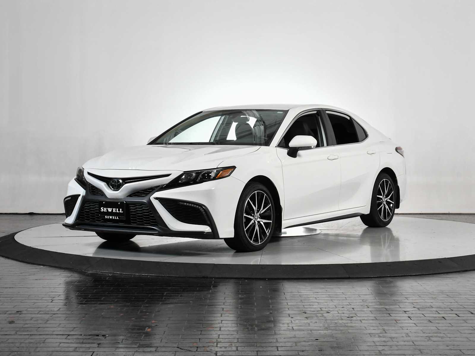 2024 Toyota Camry SE's photo