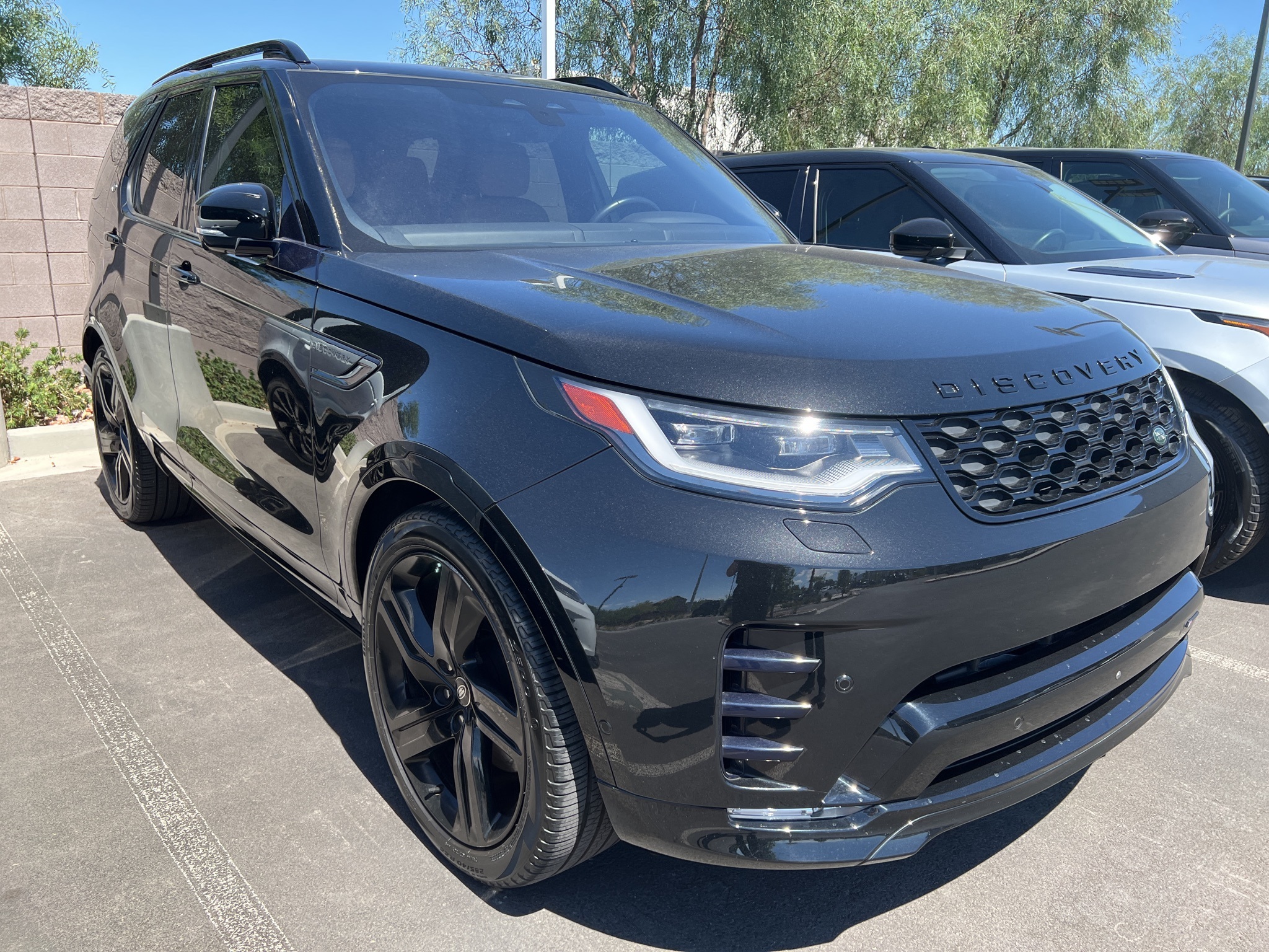 2023 Land Rover Discovery HSE R-Dynamic photo 4