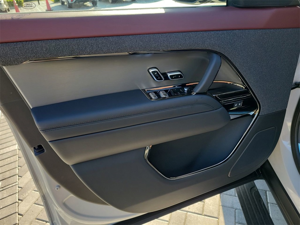 2025 Land Rover Range Rover Sport SE photo 18