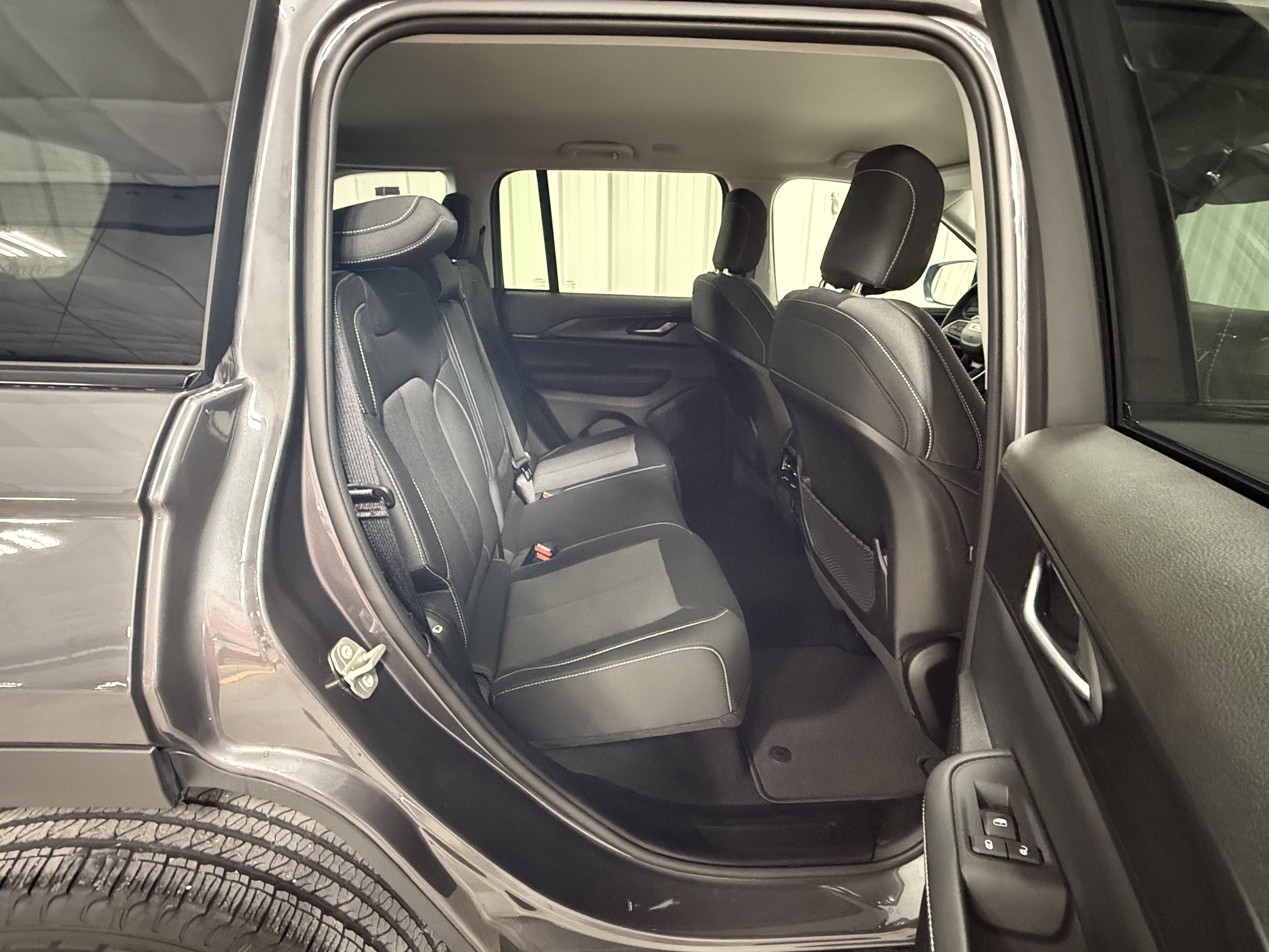 2023 Jeep Grand Cherokee Laredo Altitude photo 2