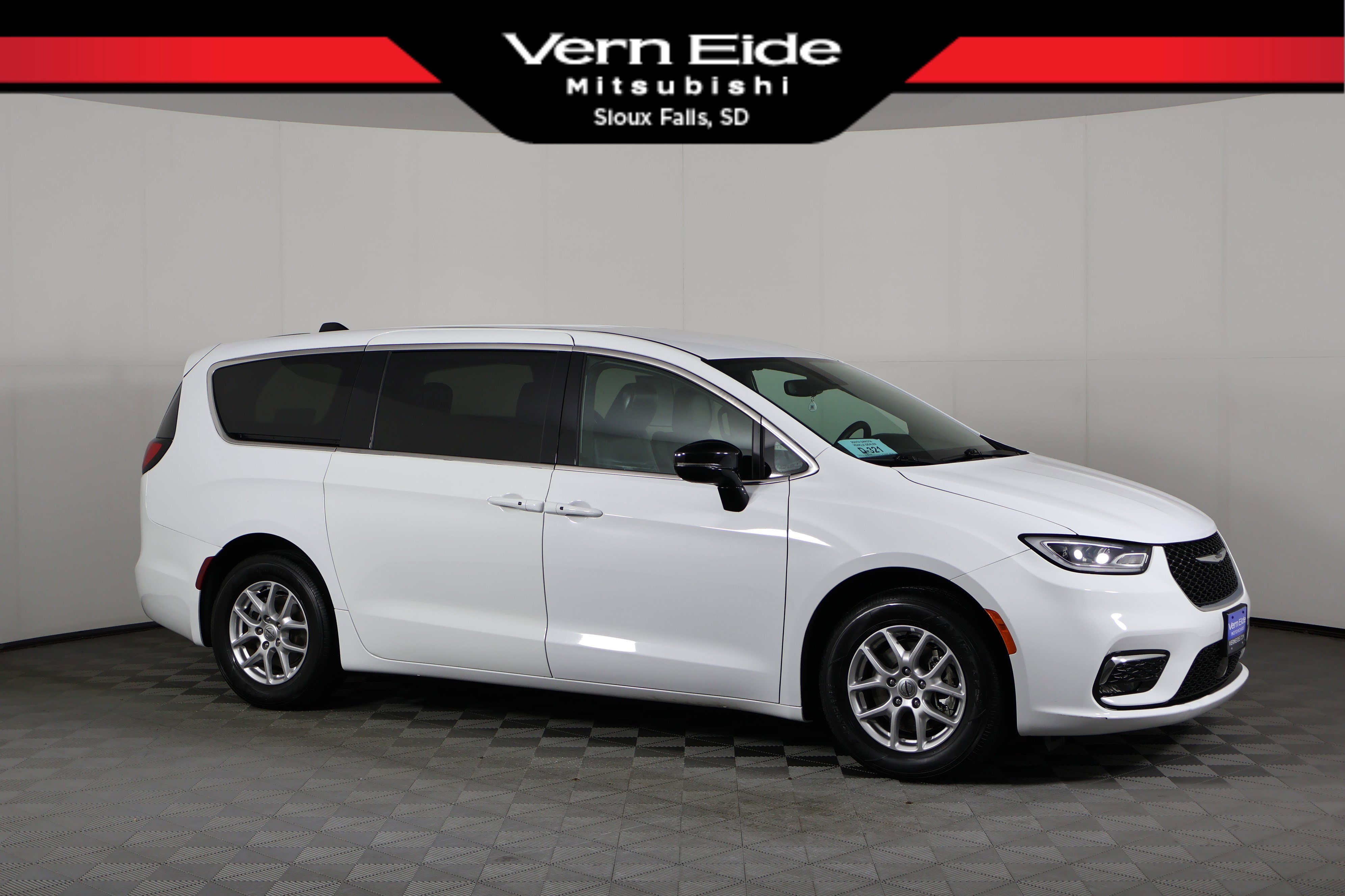 2025 Chrysler Pacifica Select's photo