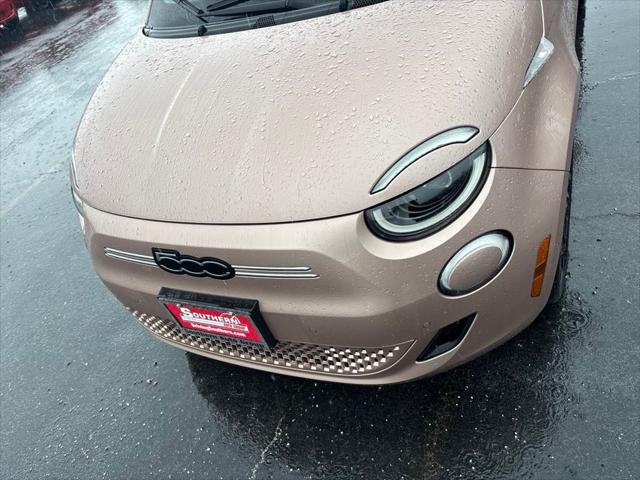 2024 Fiat 500e La Prima photo 9