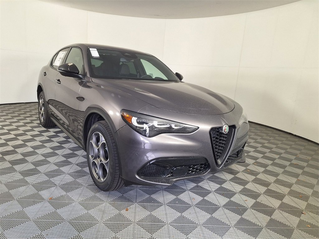 2025 Alfa Romeo Stelvio Sport photo 3