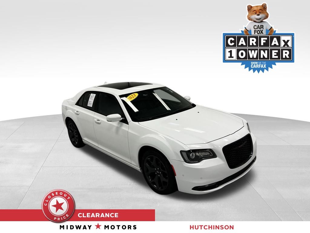 2023 Chrysler 300 S's photo