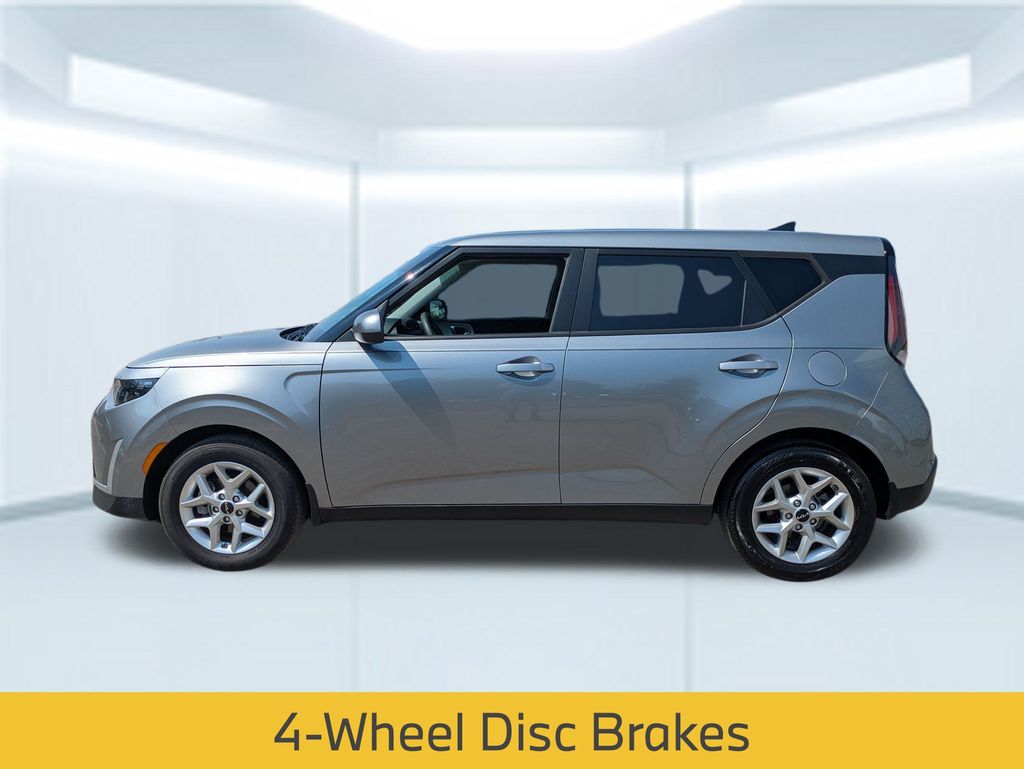 2024 Kia Soul LX photo 2