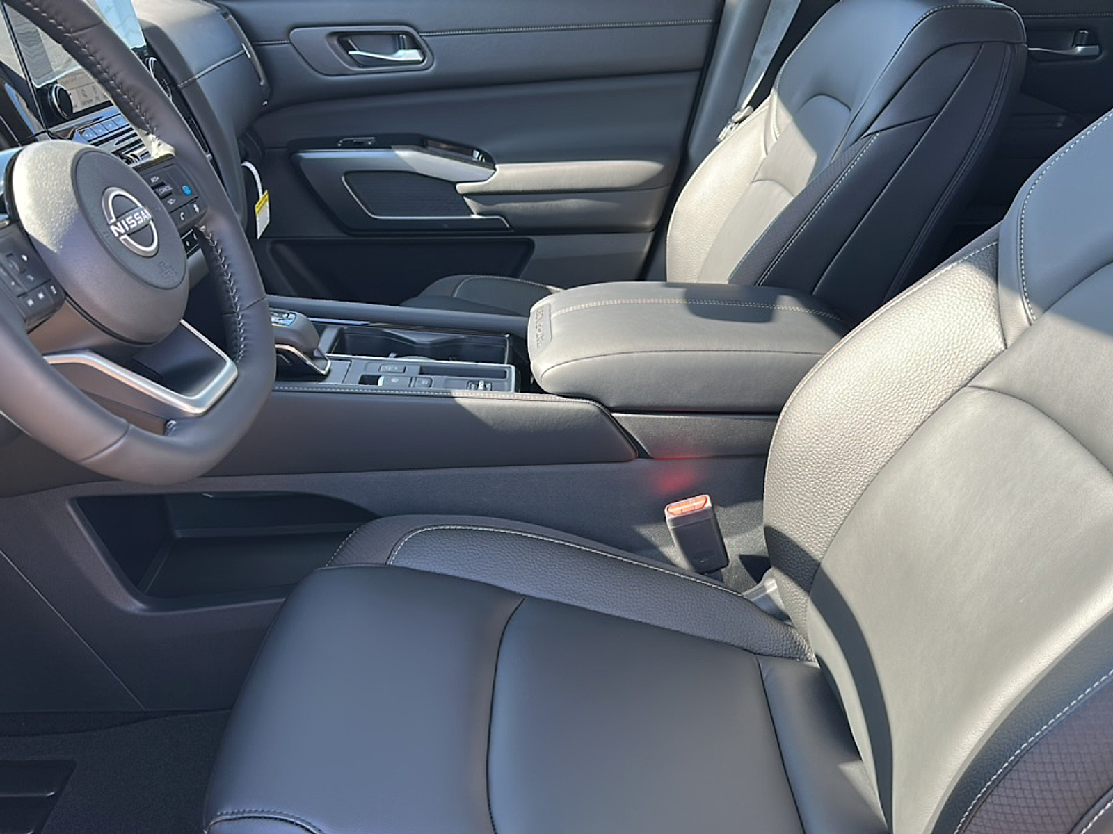 2025 Nissan Pathfinder SL photo 2