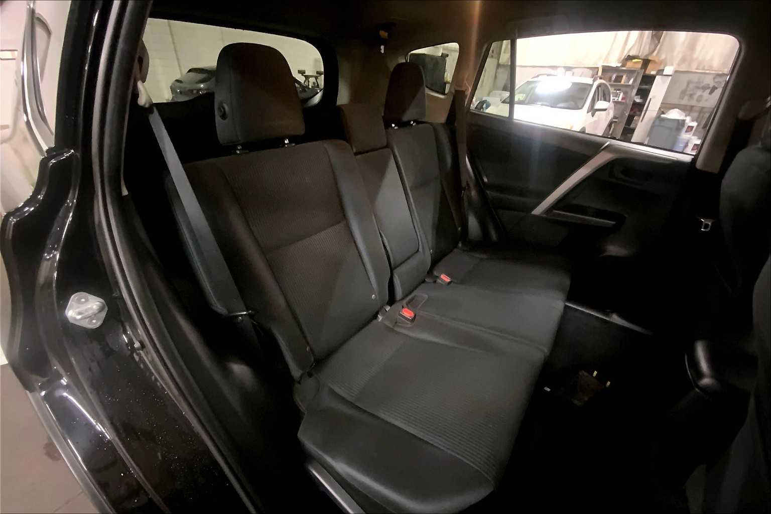 2017 Toyota RAV4 LE photo 18