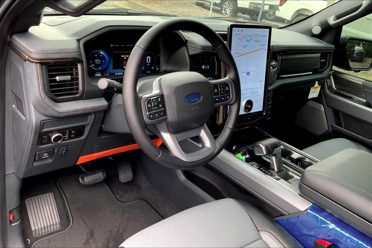 2025 Ford F-150 Lightning Lariat photo 6