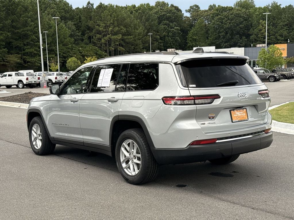 2021 Jeep Grand Cherokee Laredo photo 2