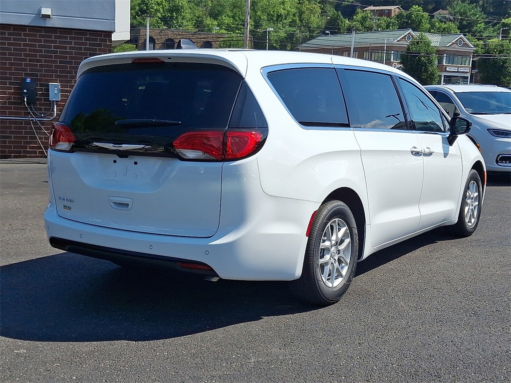 2025 Chrysler Voyager LX photo 5