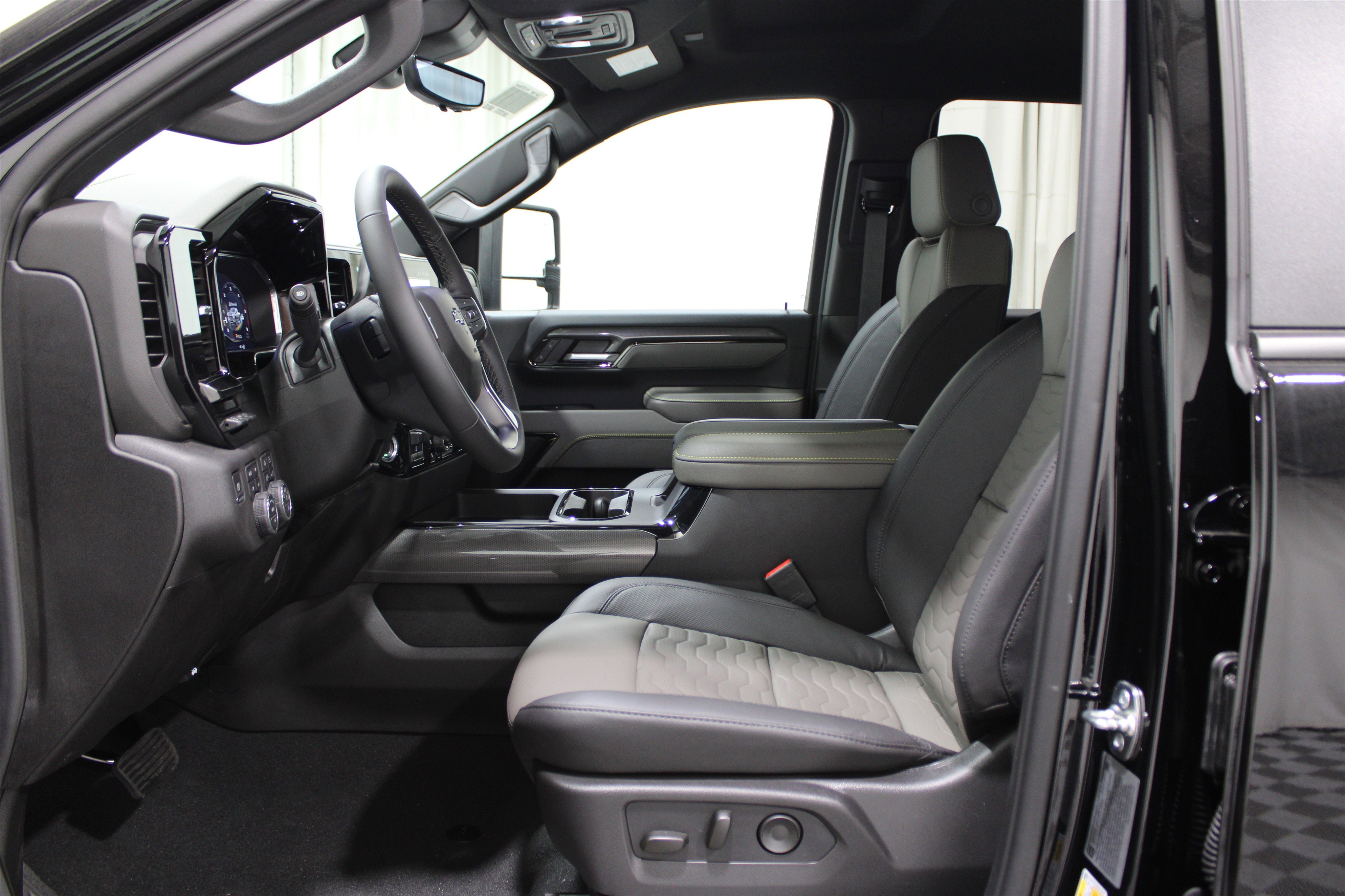 2025 Chevrolet Silverado 2500HD ZR2 photo 3