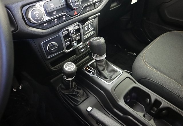 2025 Jeep Gladiator photo 15