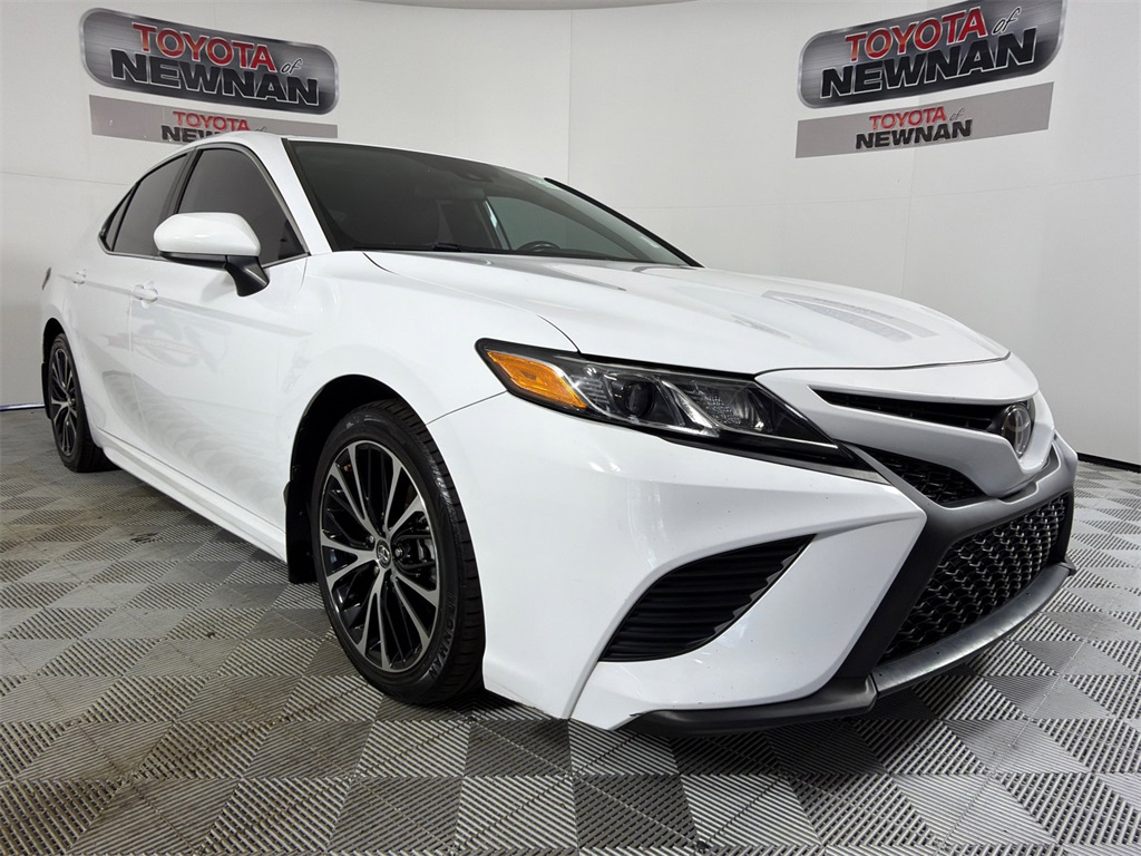 2019 Toyota Camry SE's photo