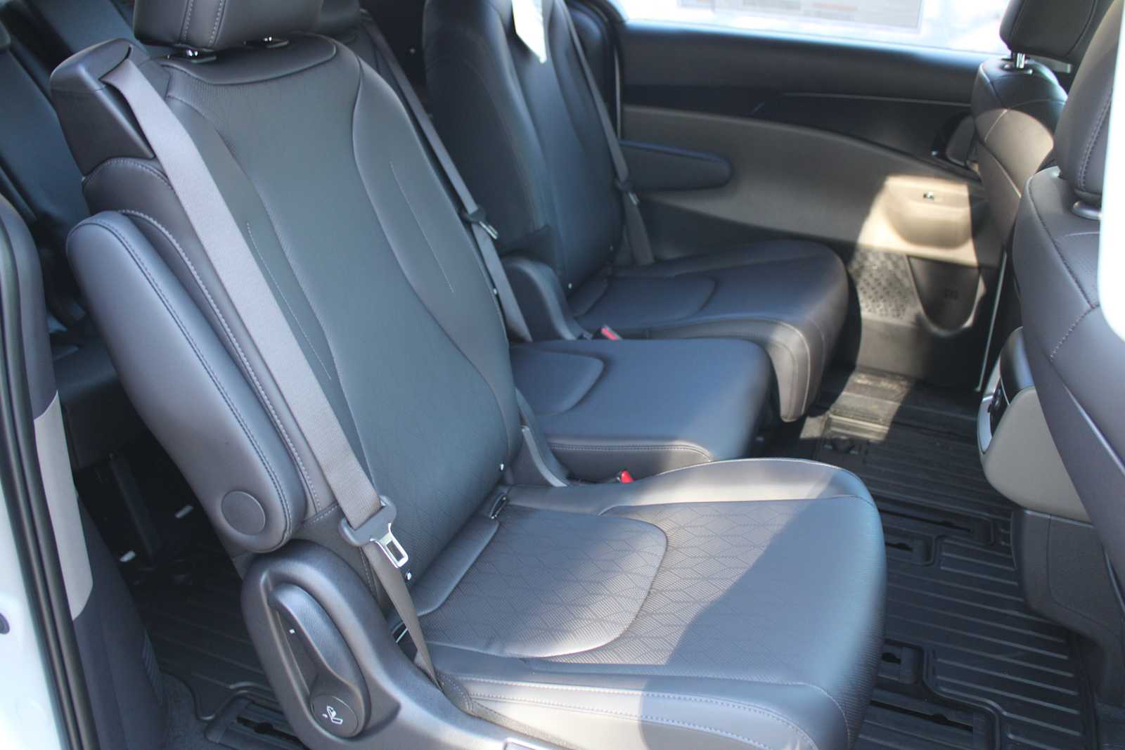 2026 Kia Carnival LXS photo 15