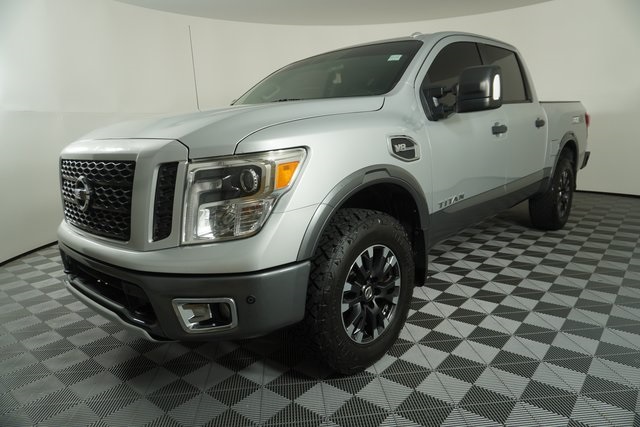 2017 Nissan Titan PRO-4X photo 3