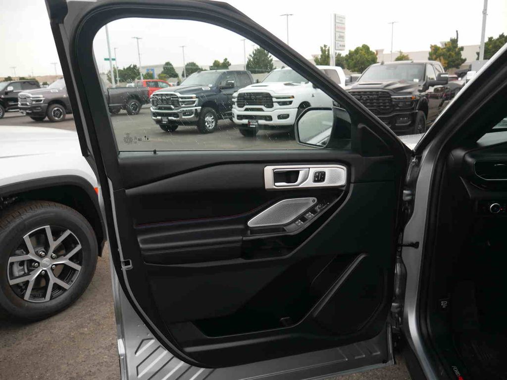 2024 Ford Explorer ST photo 28