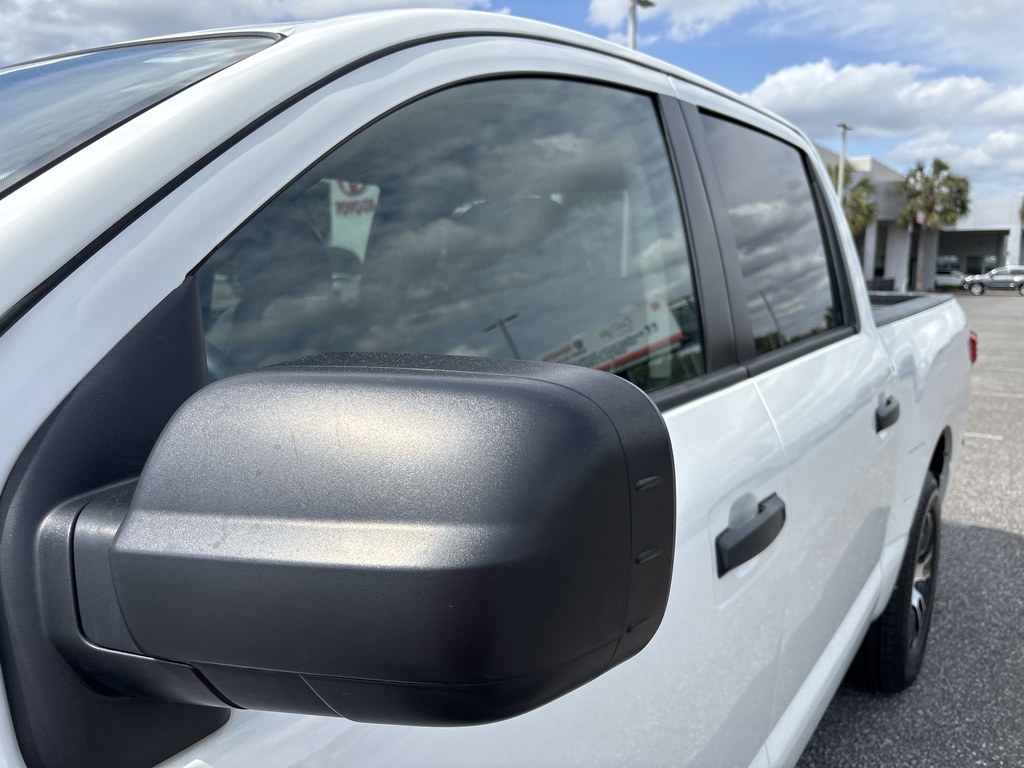 2022 Nissan Titan SV photo 9
