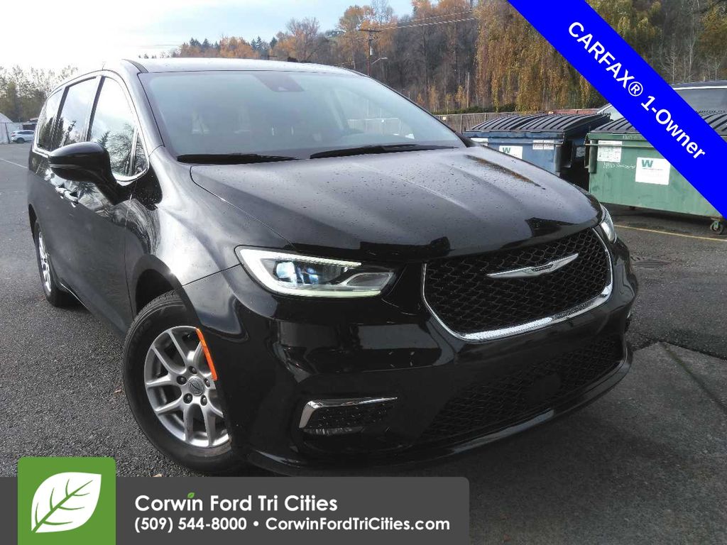 2024 Chrysler Pacifica Touring L's photo