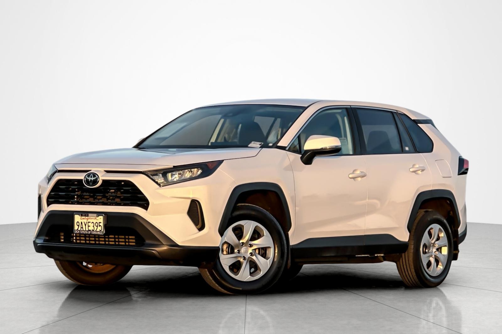 2022 Toyota RAV4 LE's photo