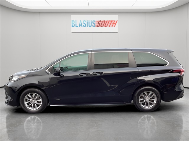 2021 Toyota Sienna LE photo 6