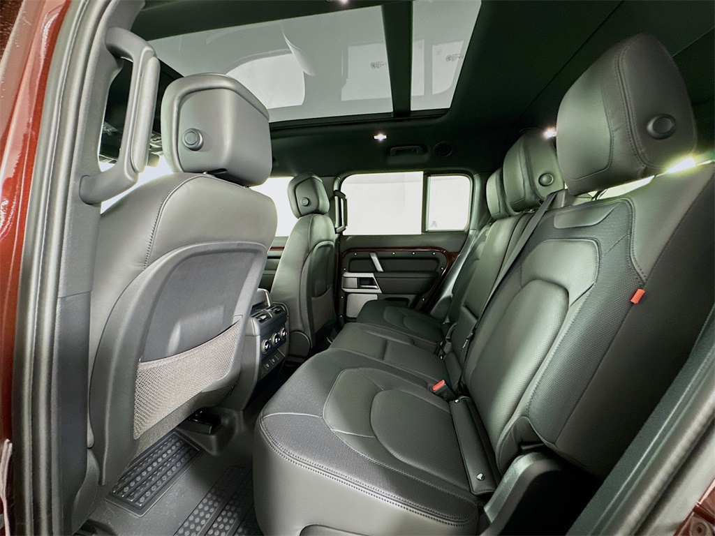 2024 Land Rover Defender 130 X-Dynamic SE photo 21