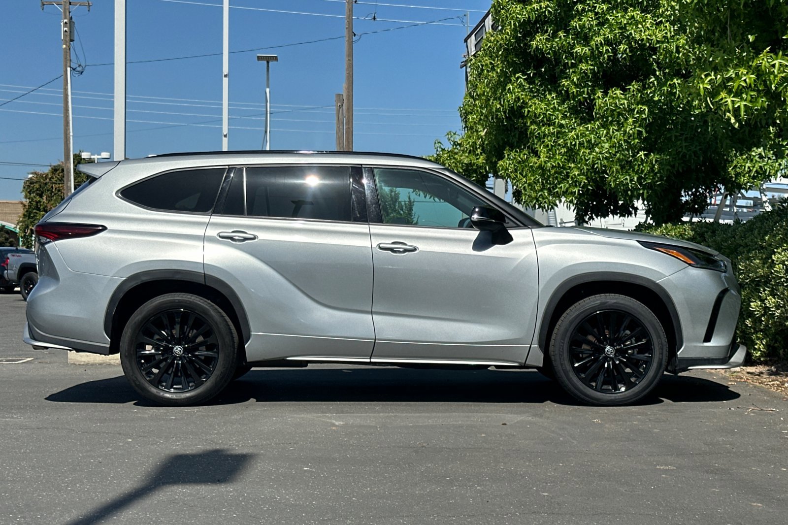 2024 Toyota Highlander Sport photo 2