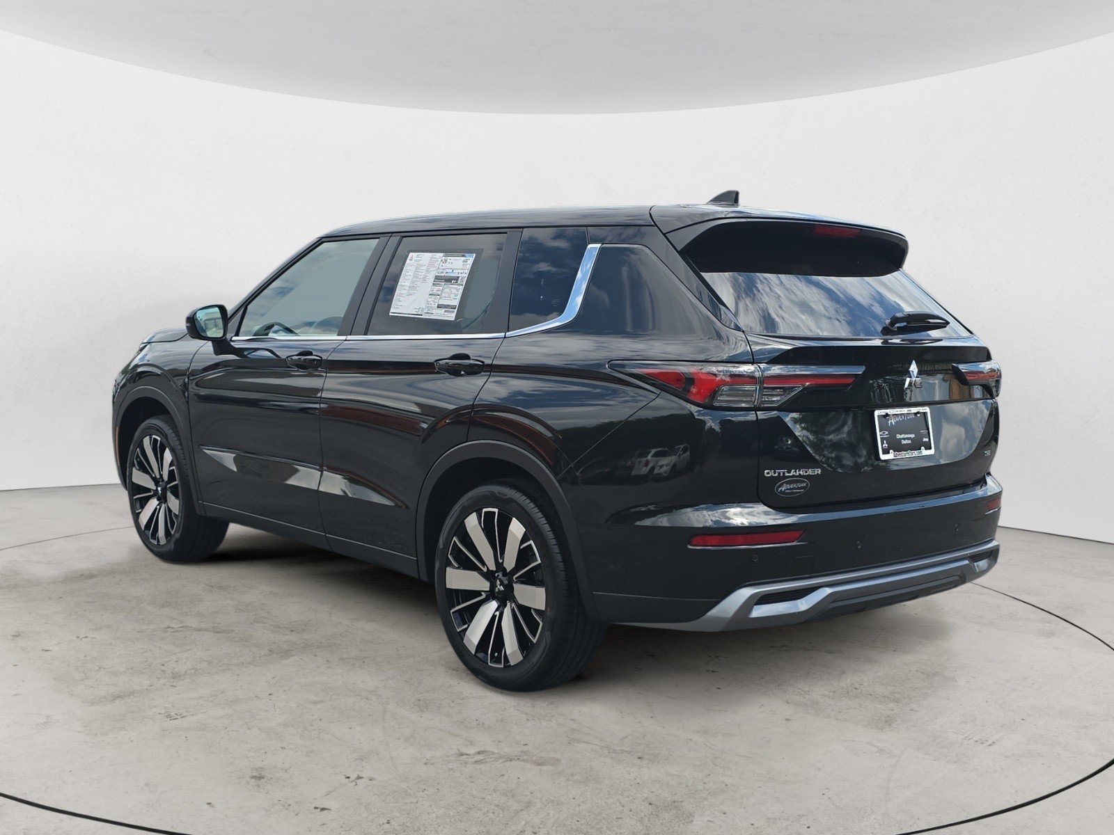 2025 Mitsubishi Outlander SE photo 3