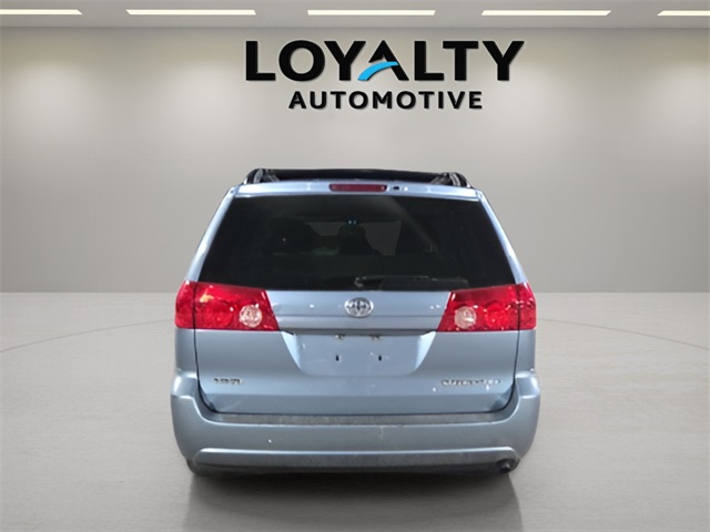 2010 Toyota Sienna LE photo 4