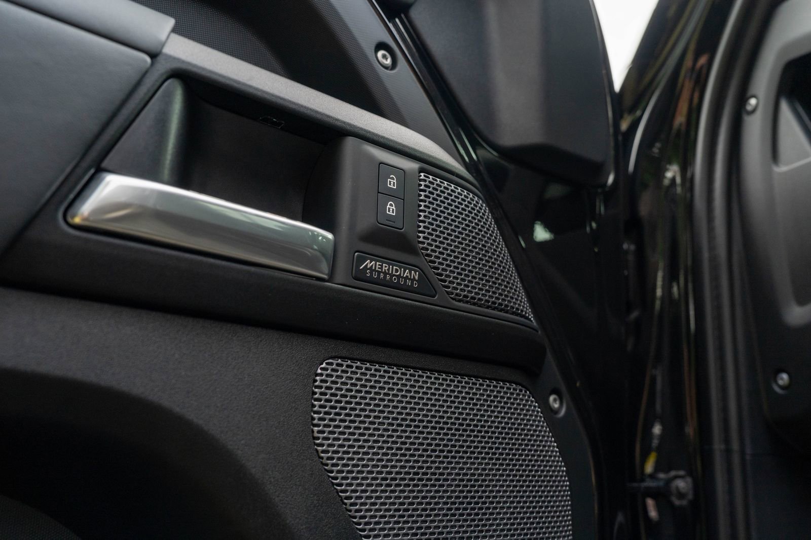 2023 Land Rover Defender V8 photo 16