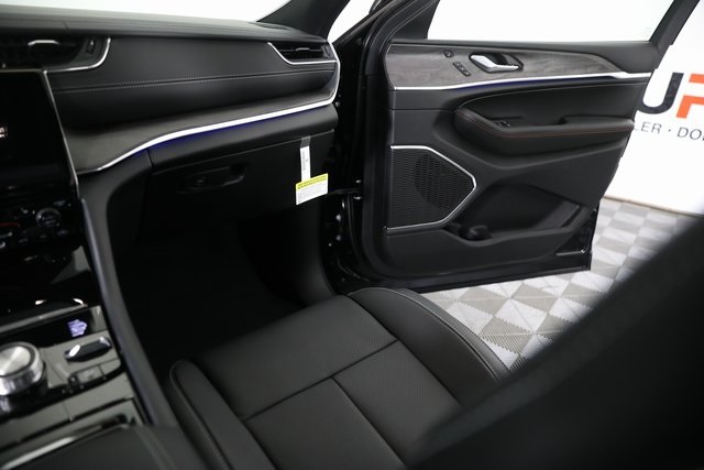 2025 Jeep Grand Cherokee Overland photo 12