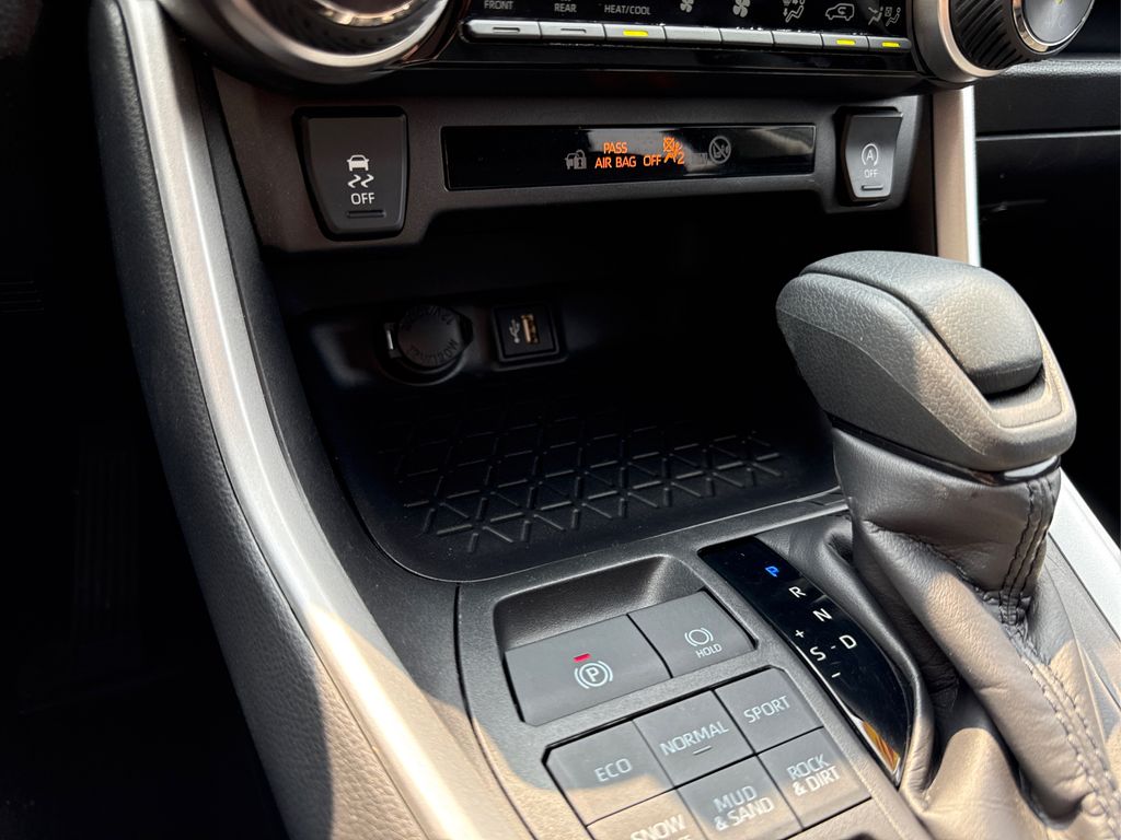 2025 Toyota RAV4 XLE photo 36