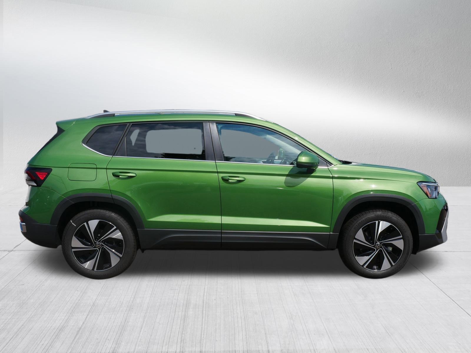 2025 Volkswagen Taos SE photo 2