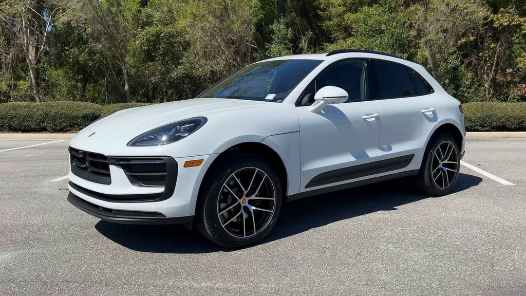 2025 Porsche Macan Base photo 4